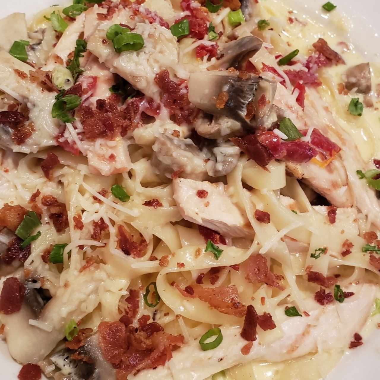 fetuccini alfredo con pollo y hongos