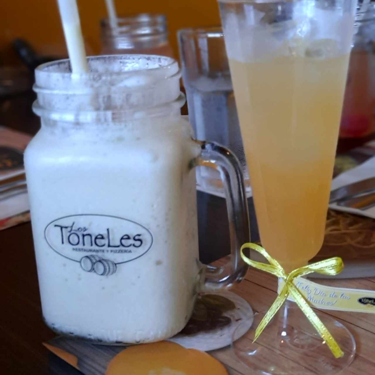 Jugo de piña con leche y Mimosa