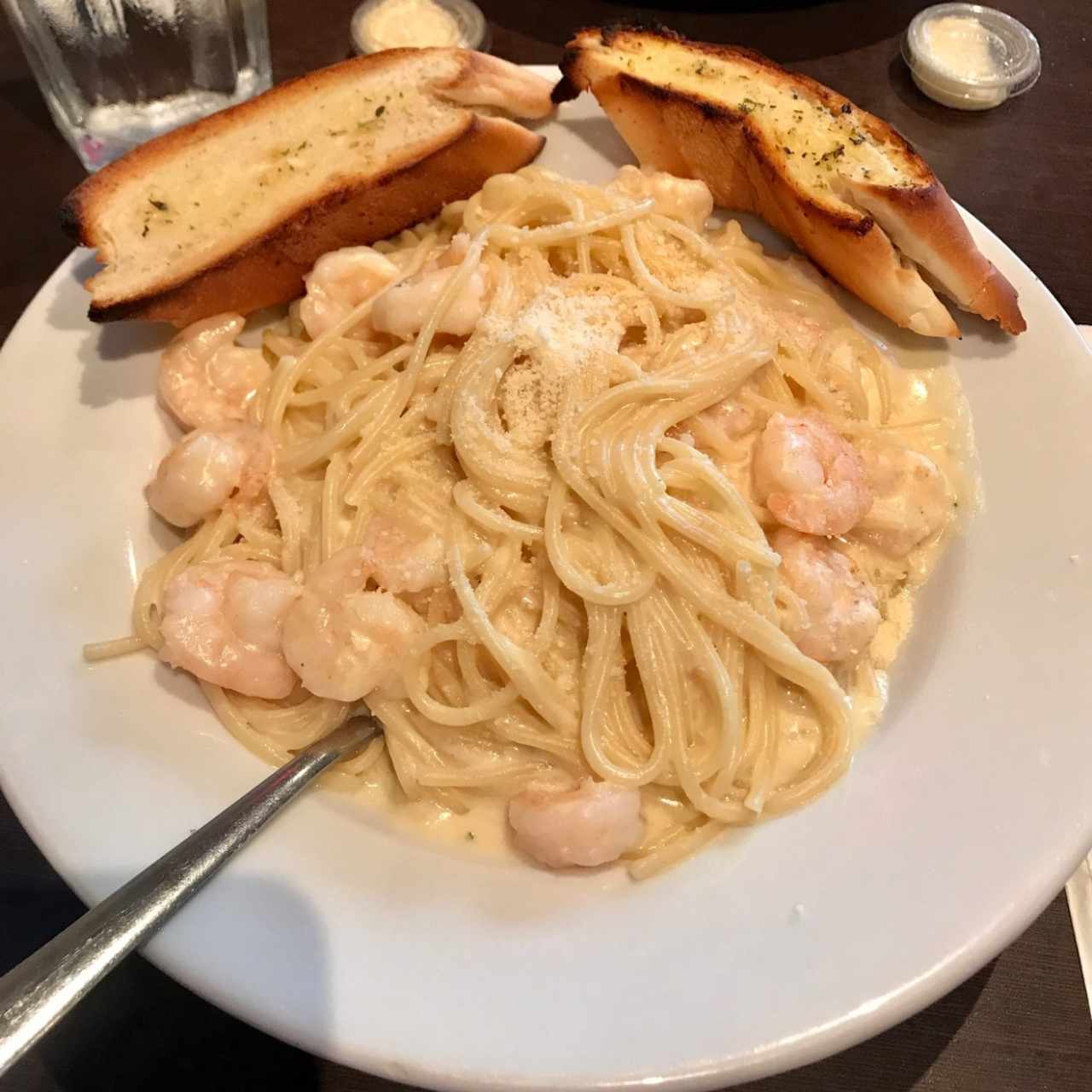 spaghetti alfredo con camarones