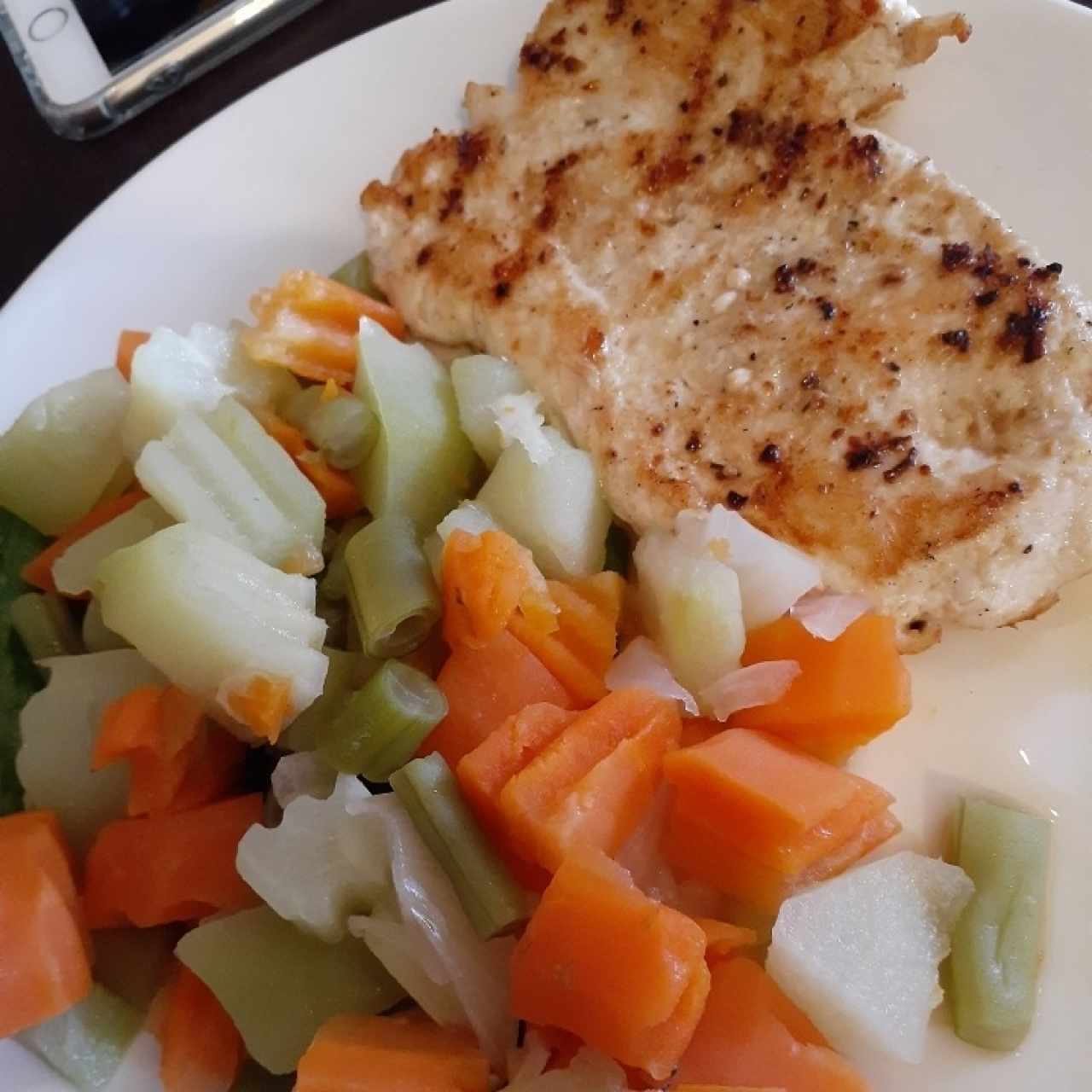 Filete de pollo a la plancha con vegetales