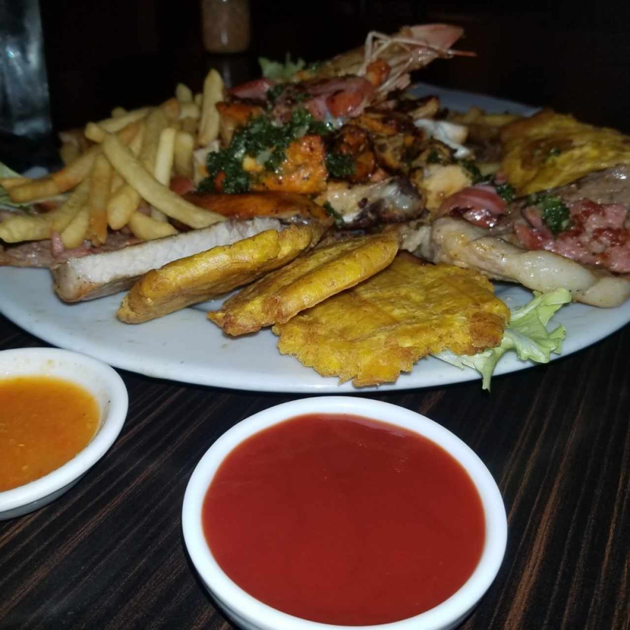 picada mixta de carne, pollo y un langostino