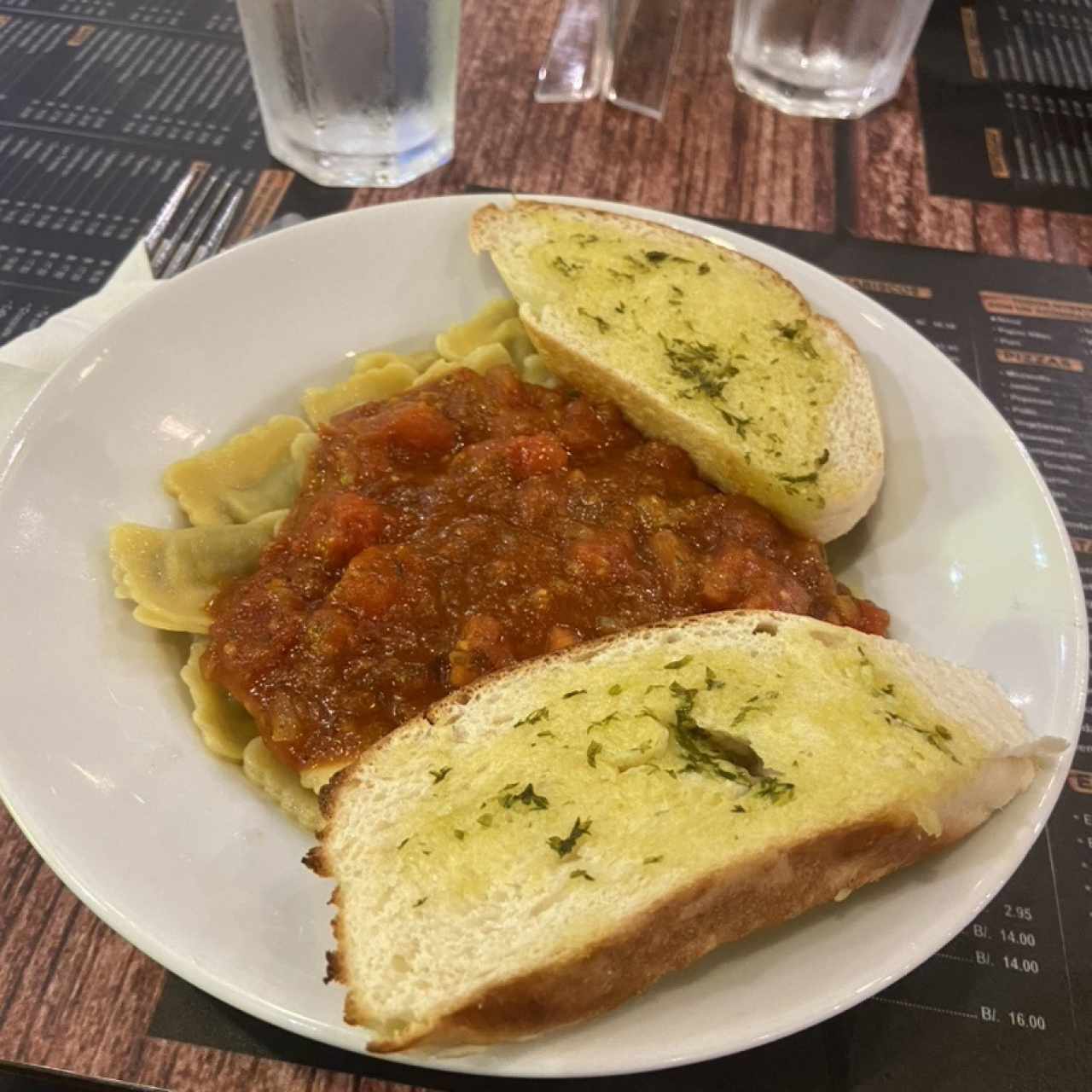 Raviolis con Carne en Salsa Roja o Blanca