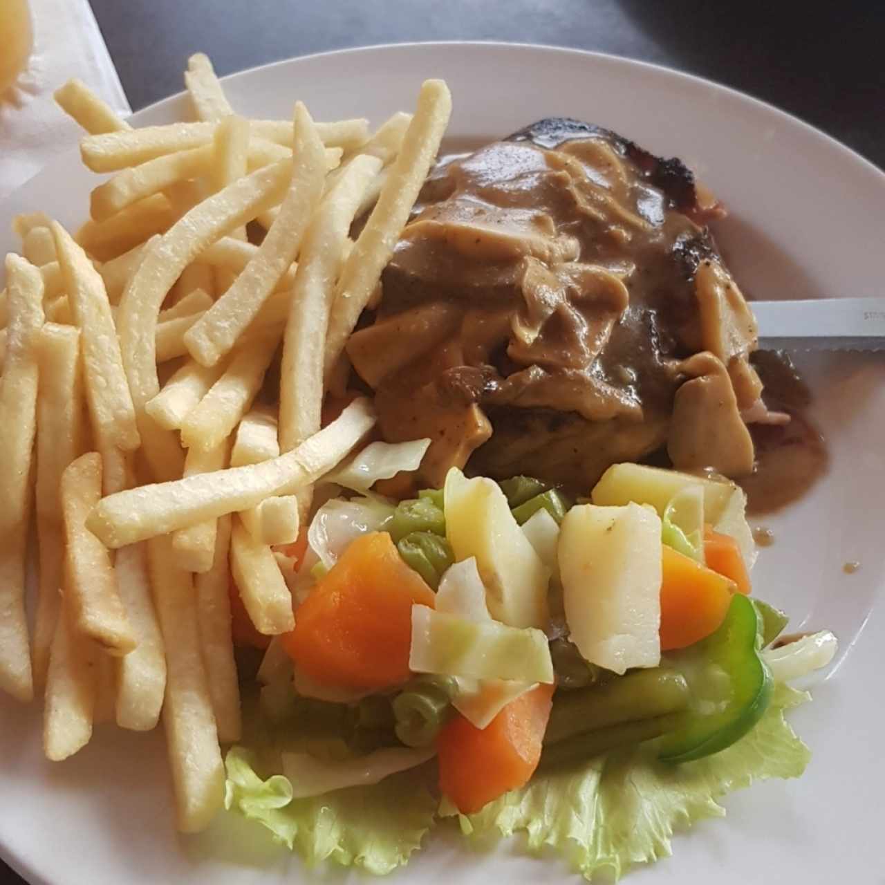 miñon con papas fritas