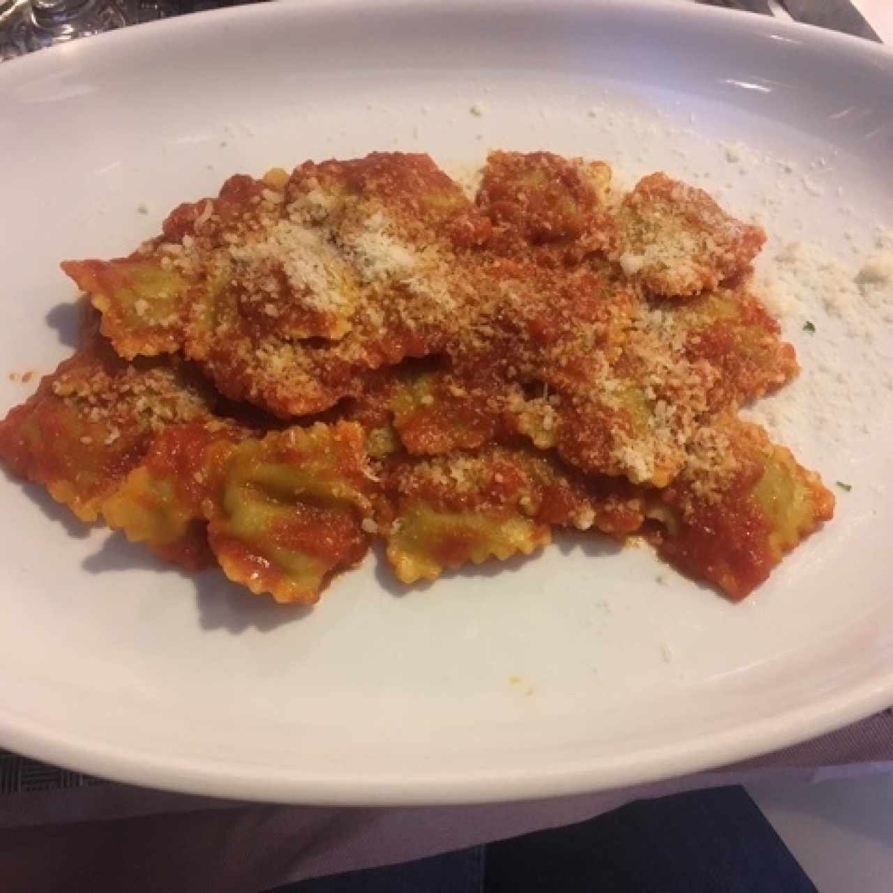 Raviolis de carne en salsa pomodoro