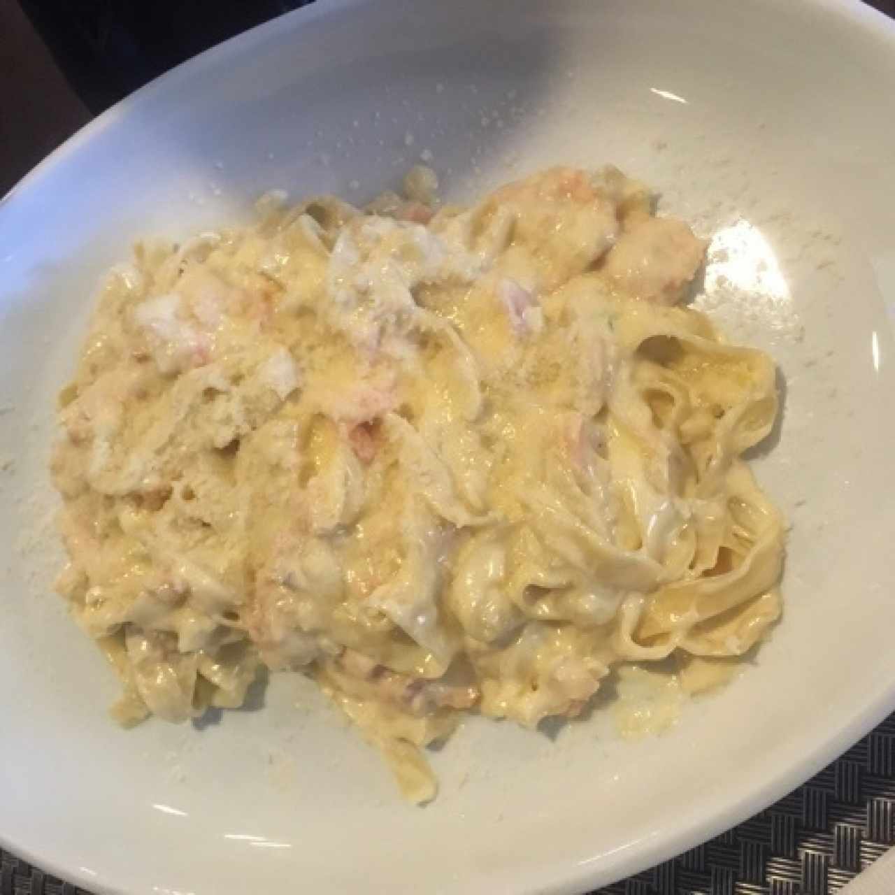 Pasta con salmon con salsa blanca 