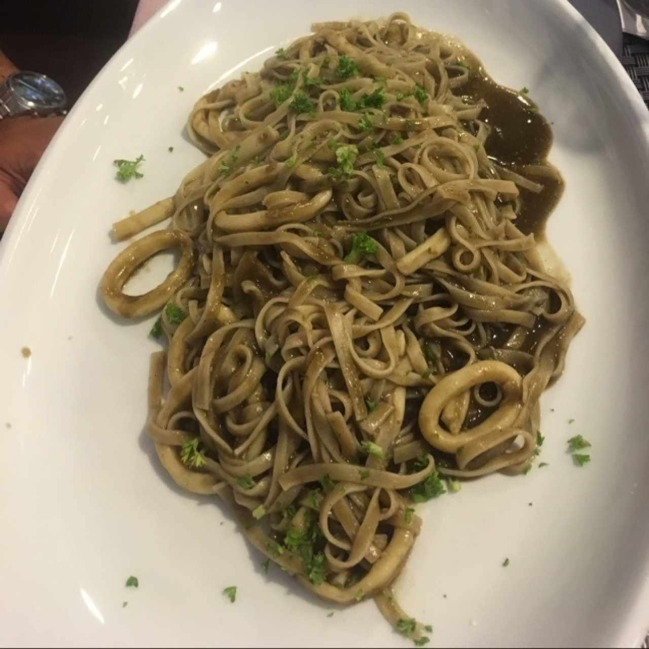 Pasta en salsa con calamares en su tinta