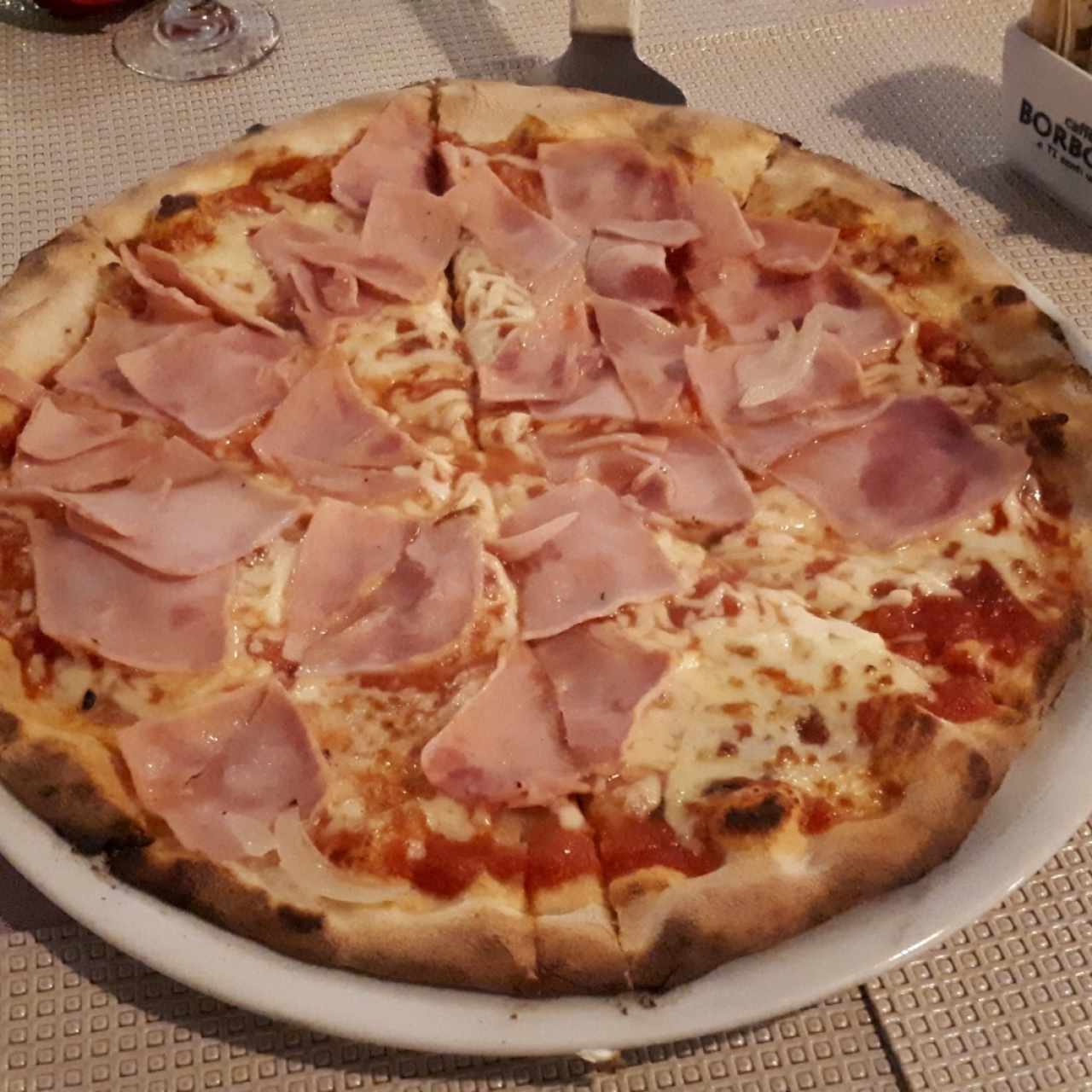 Pizza de jamón y hongos