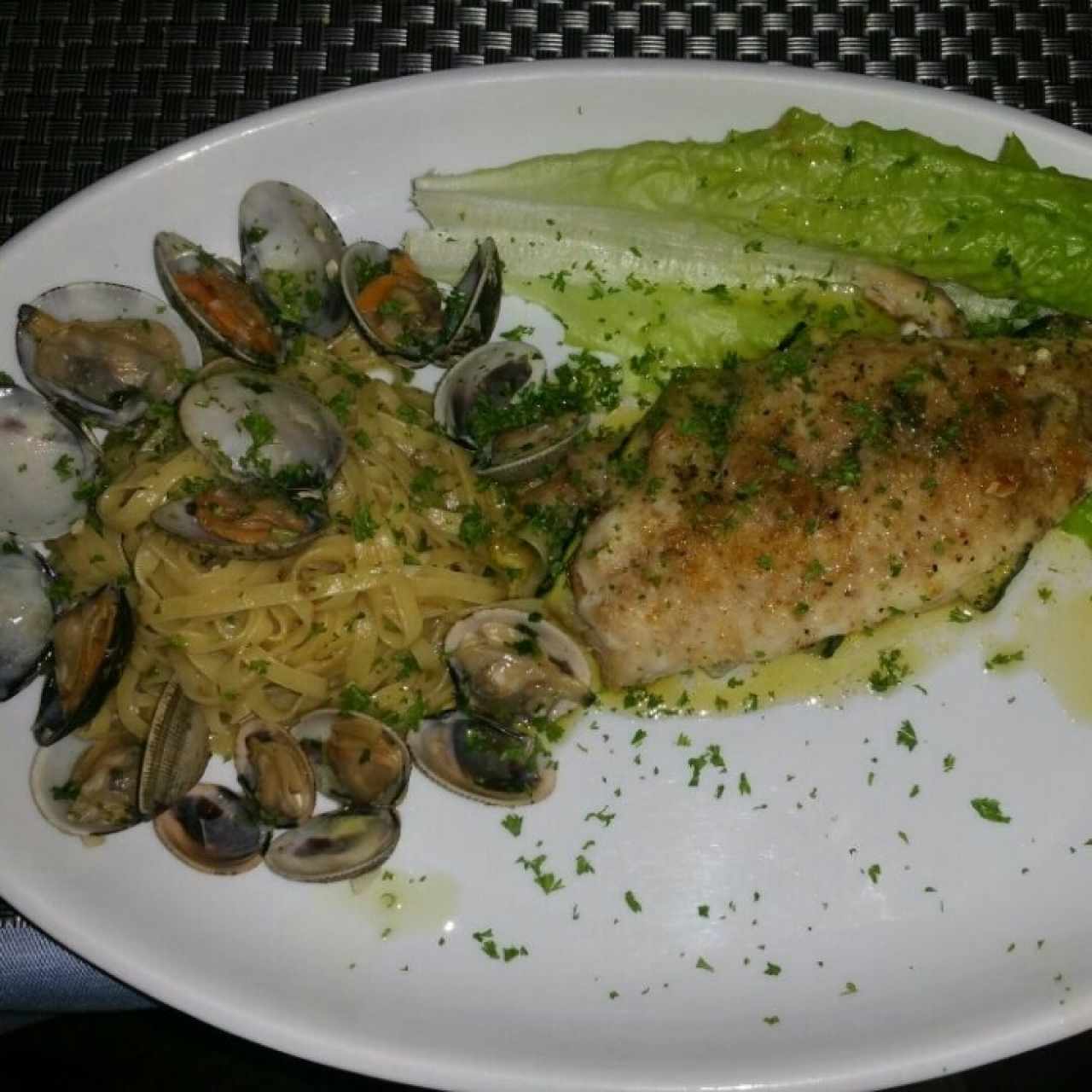 filete de Corvina relleno de zucchini con tagliolini vongole