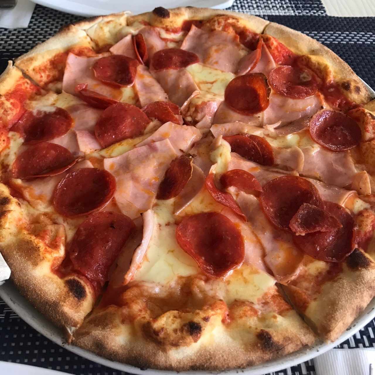 Pizza pepperoni y jamón