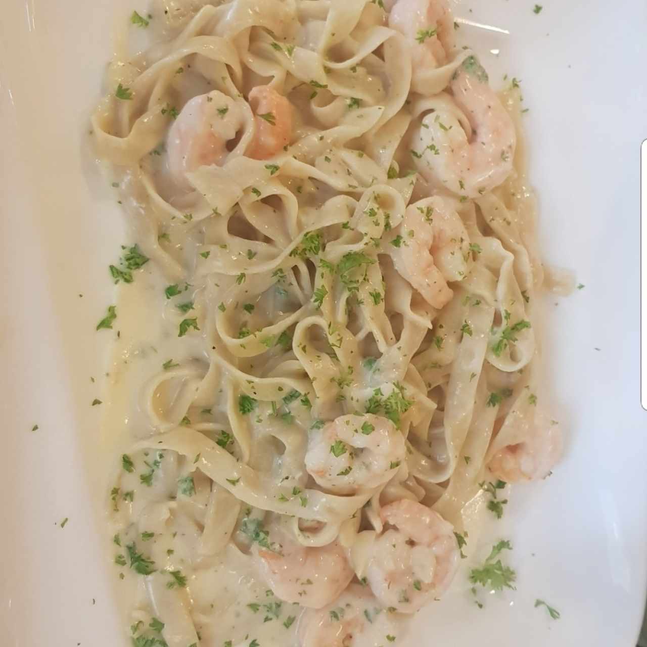 Fetuccini en salsa blanca con camarones