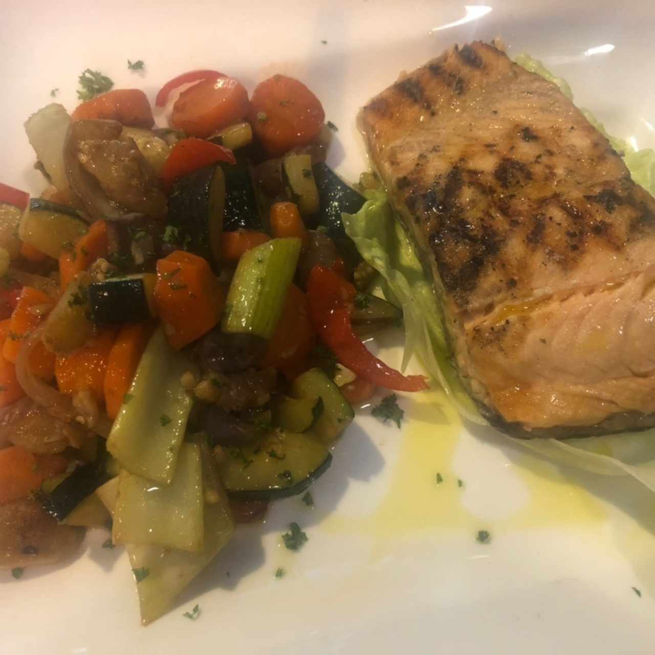 Salmon a la Plancha con Vegetales Salteados