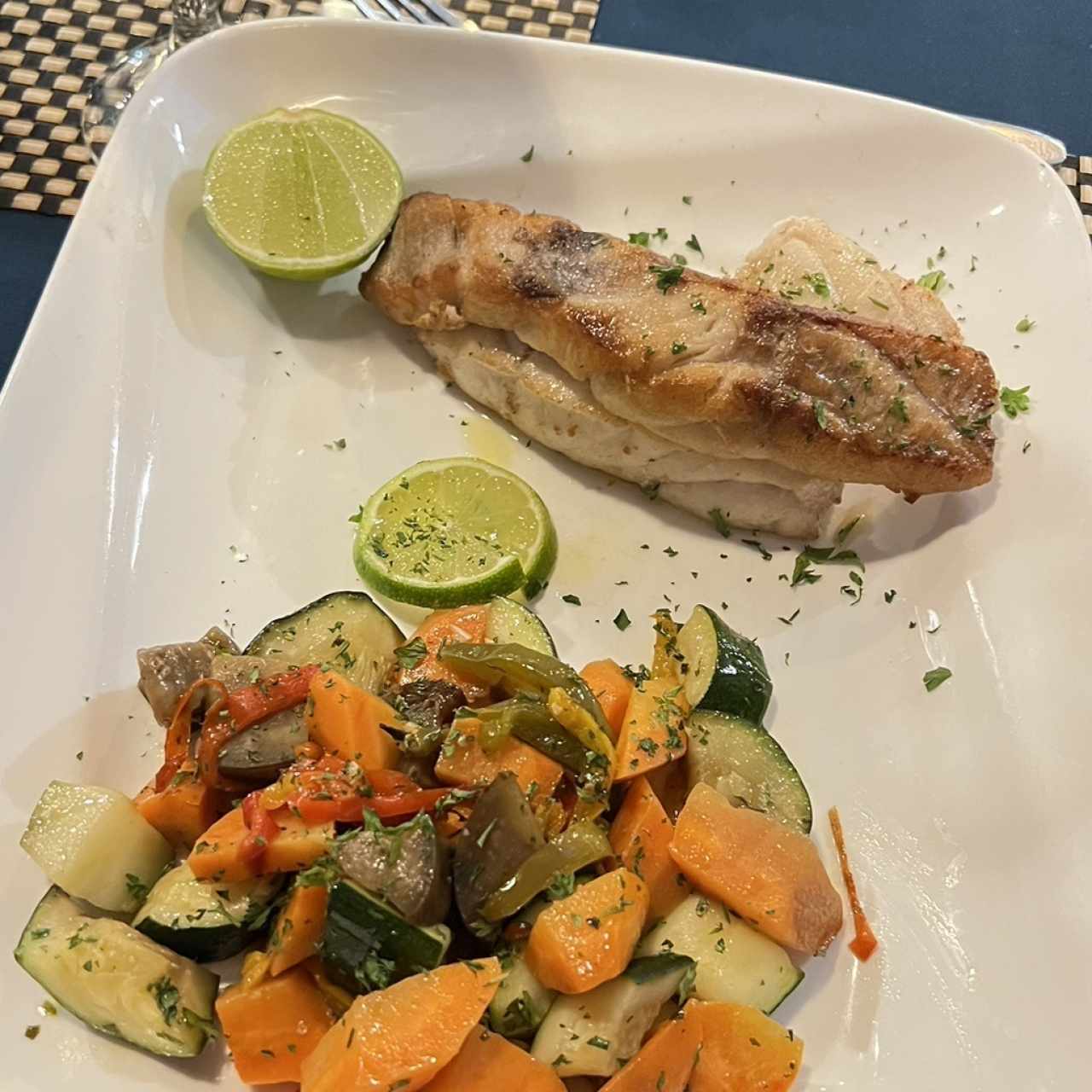 Filete de Corvina a la Plancha con vegetales 
