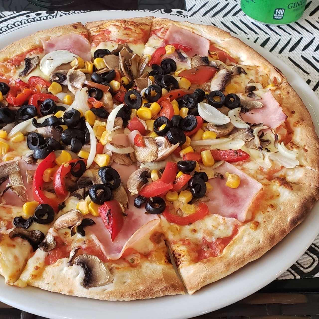 Pizza vegetariana con extra de jamon