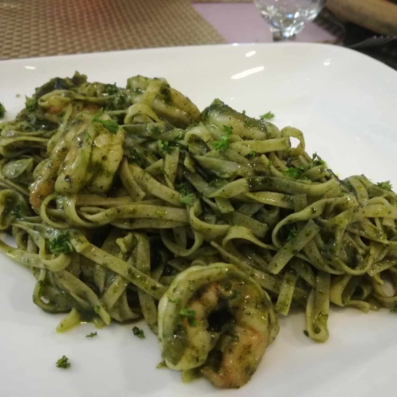 pasta al pesto con camarones