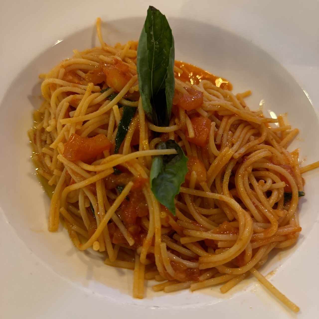 Spaghetti con Pomodoro Fresco e Albahaca