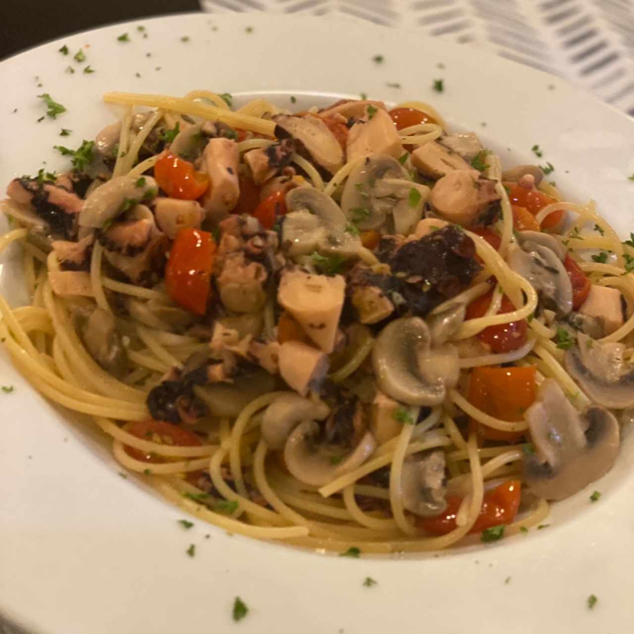 Spaguetti aglio e olio con pulpo y tomates cherry