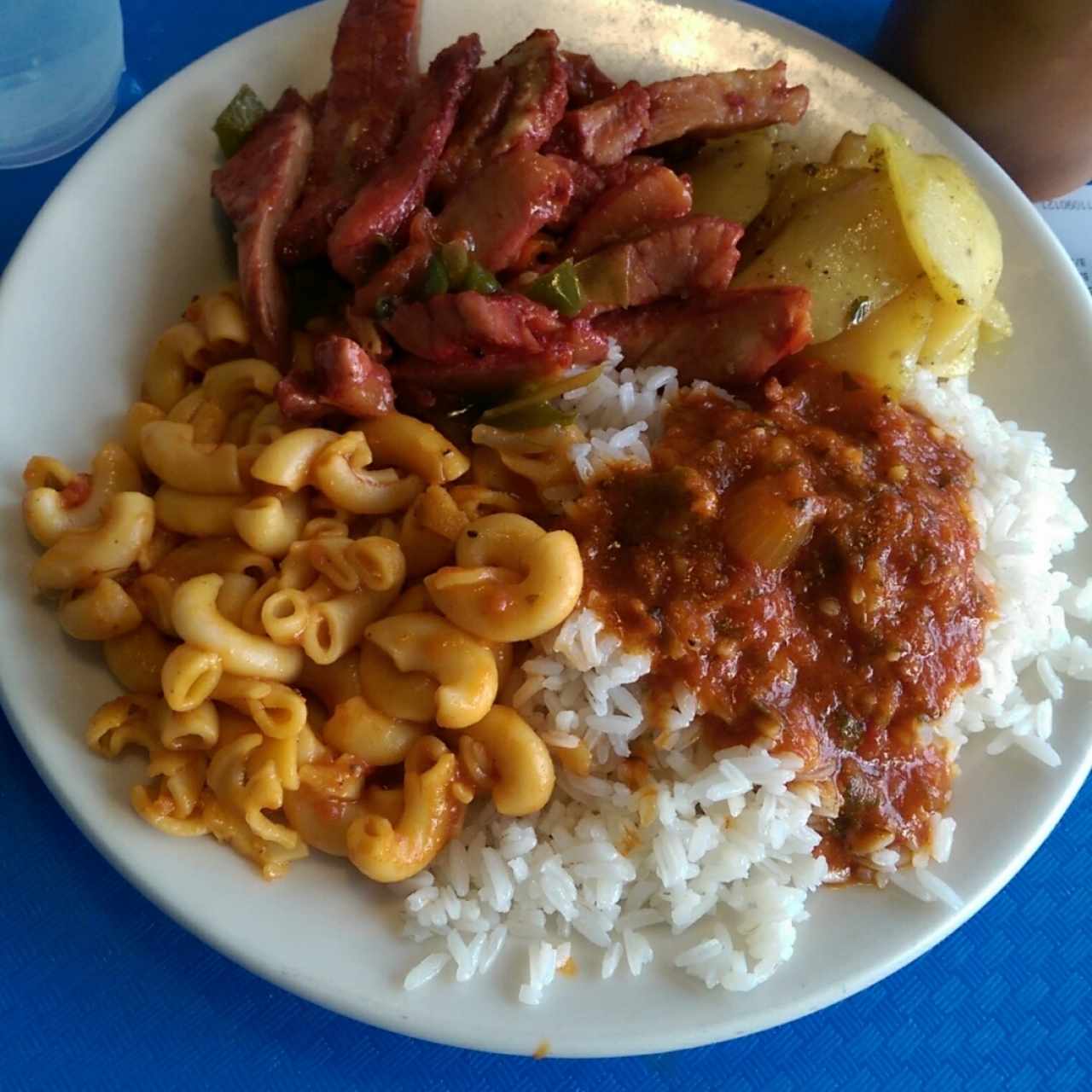 Tasajo, arroz, coditos, papas al curry