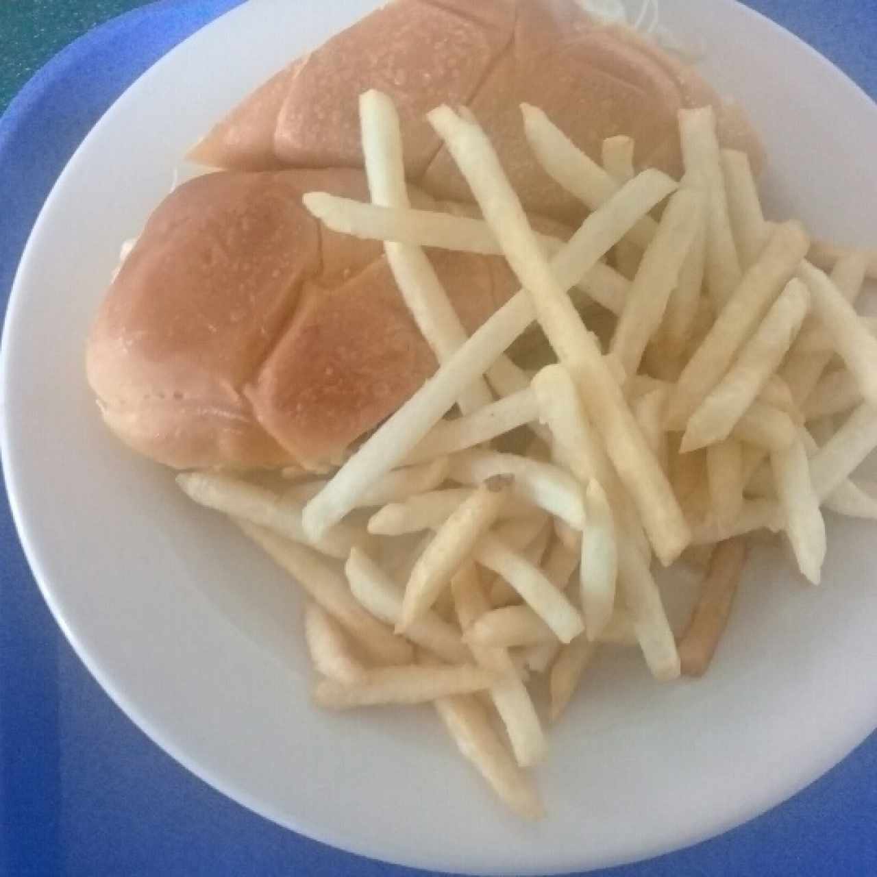 Emparedado de combinación y papas fritas