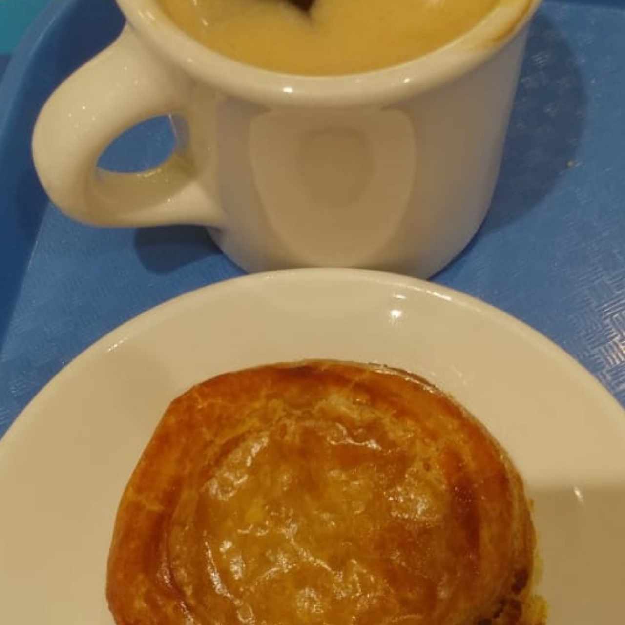 Pastelito de Carne y Café Negro