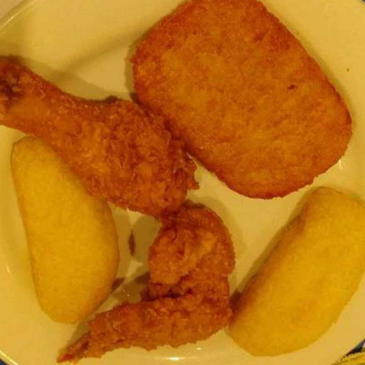 Pollo Frito con Carimañolas y Papa Rallada