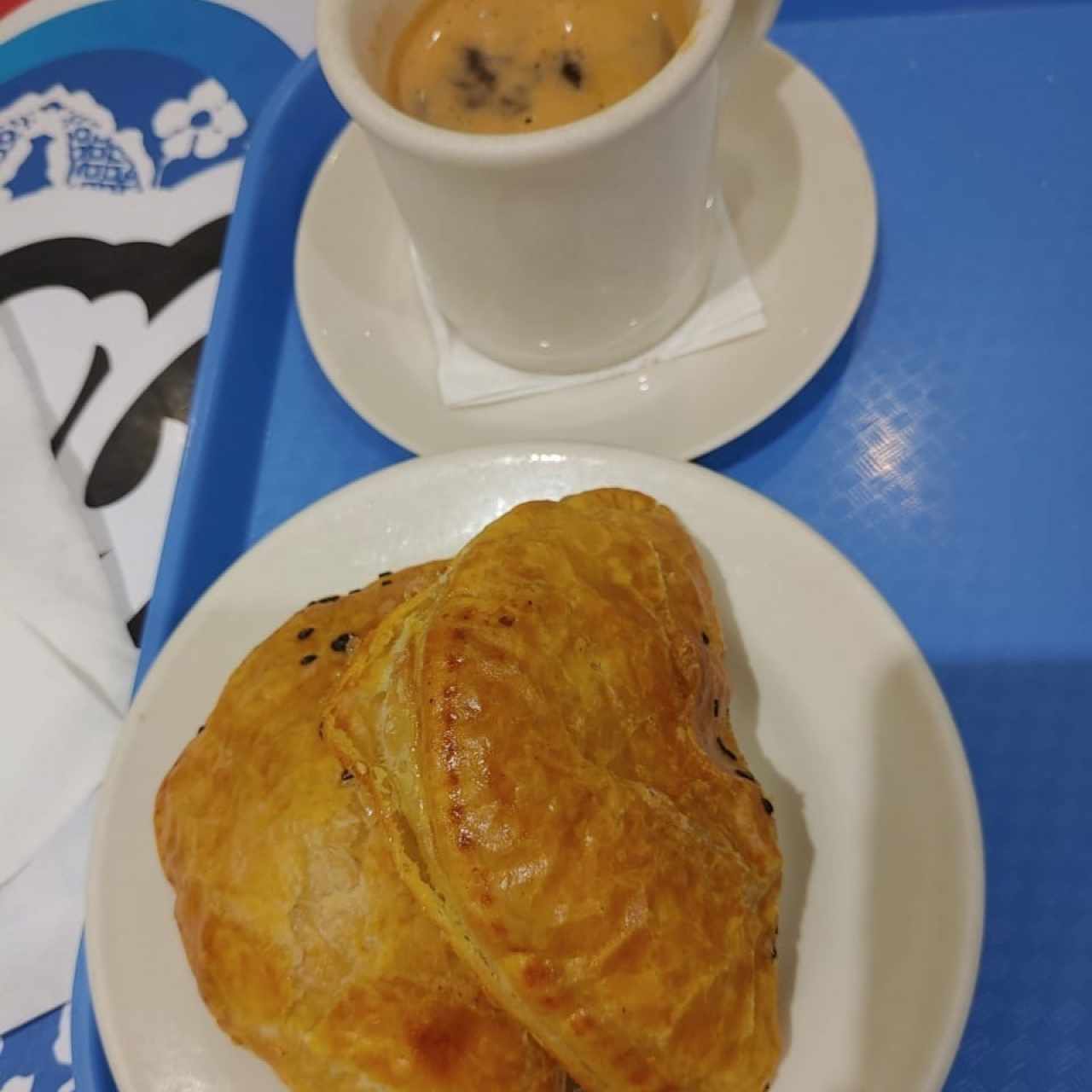 Empanadas de Carne y Cafe Negro