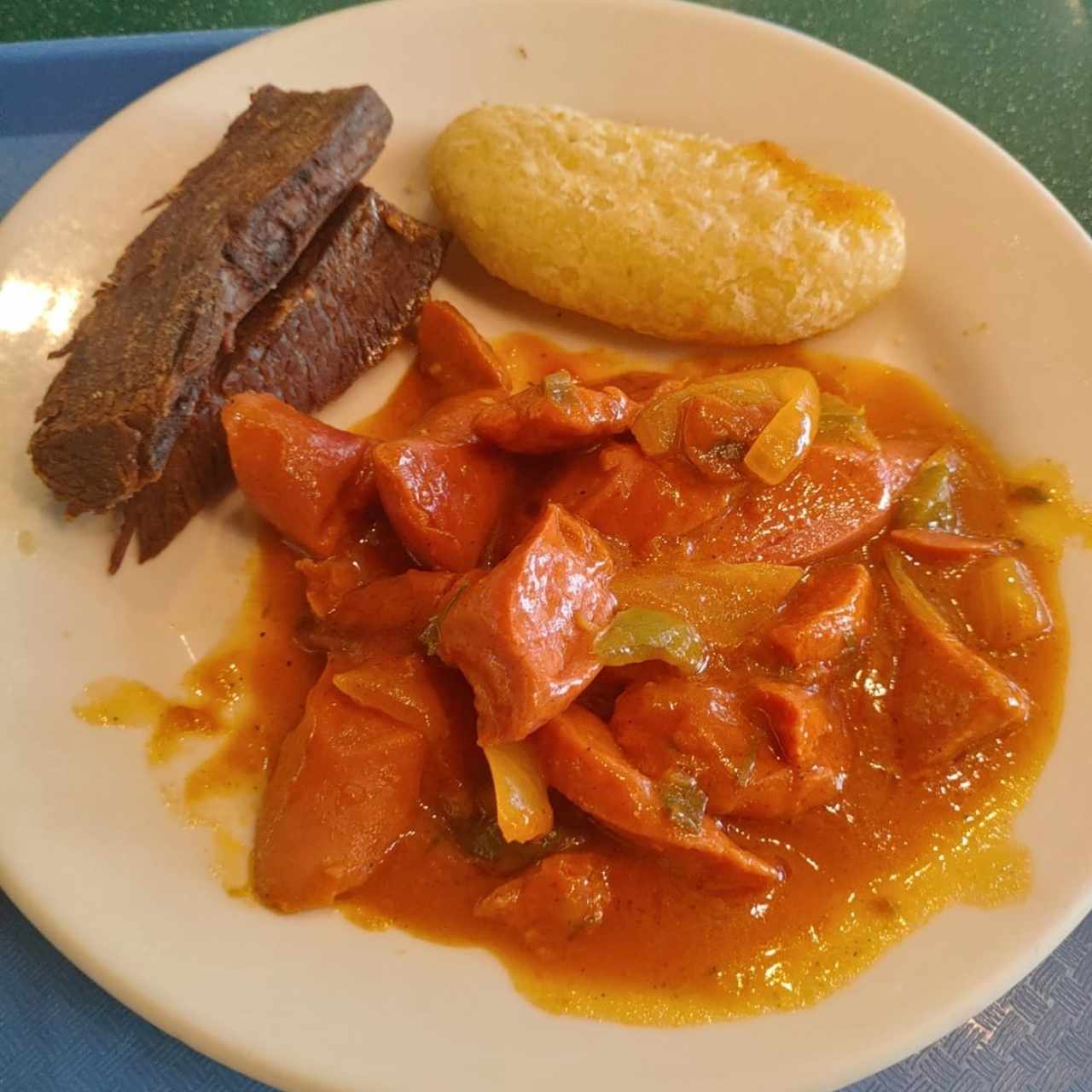 Salchichas Guisadas, Carne Frita y Carimañola