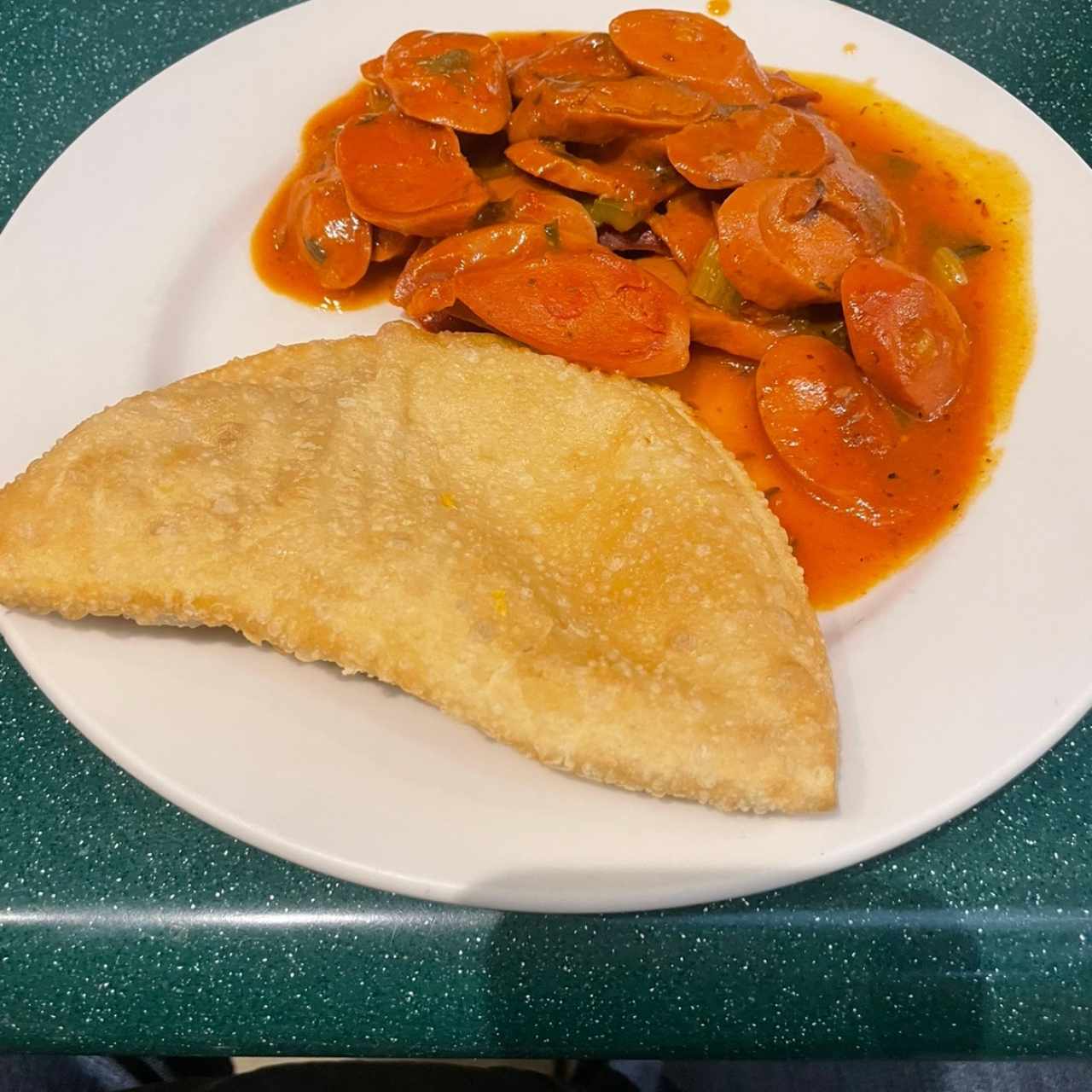 Empanada de Harina Rellena de Carne y Salchichas Guisadas 