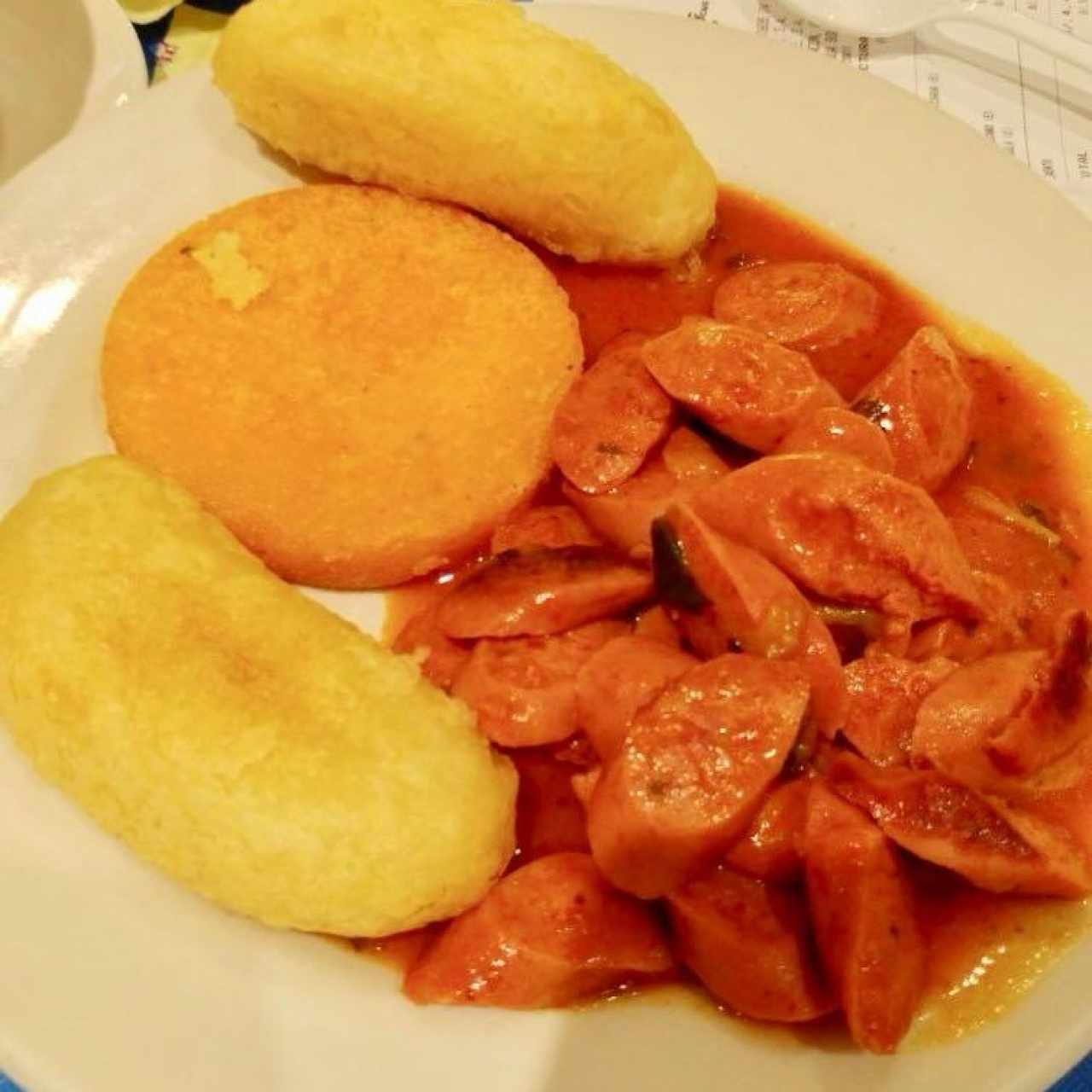 Carimañolas, Tortilla y Salchichas Guisadas