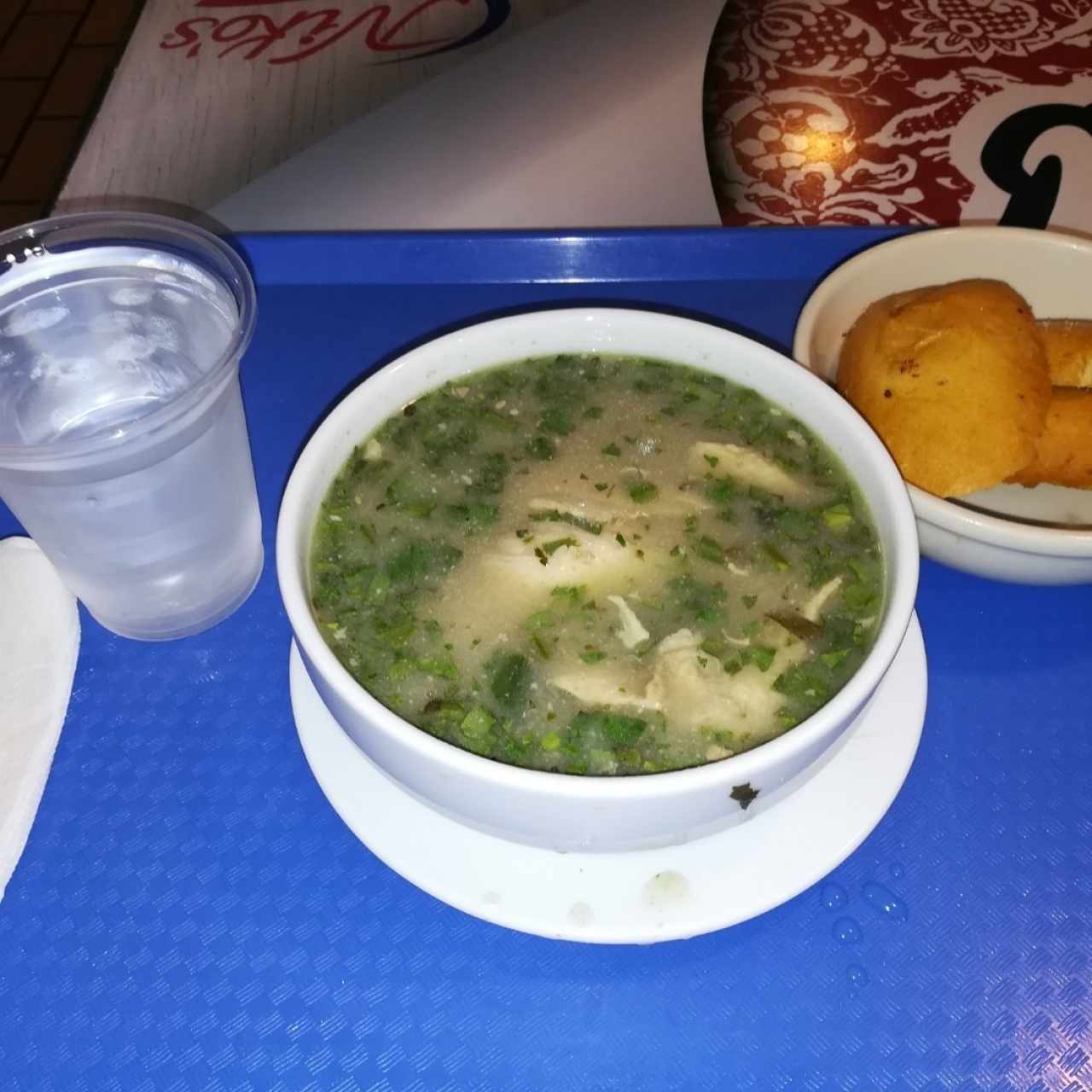 Sancocho con pan de ajo