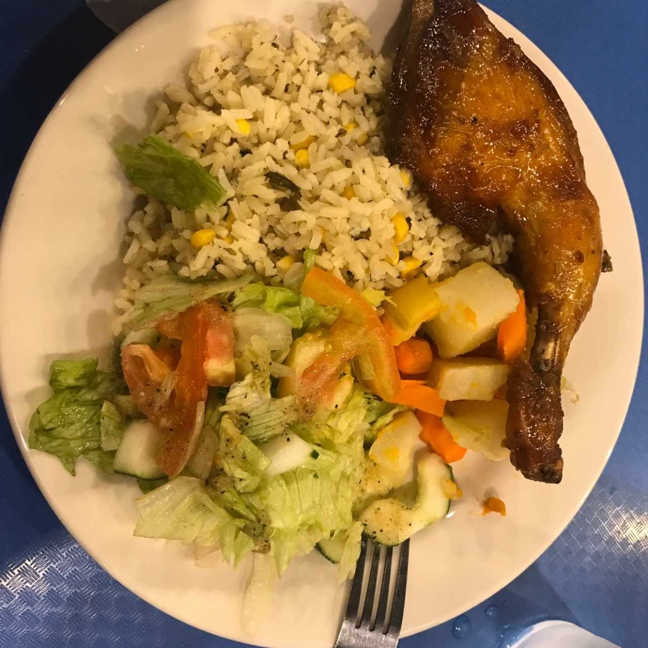 pollo azado, ensalada y arroz con maiz 