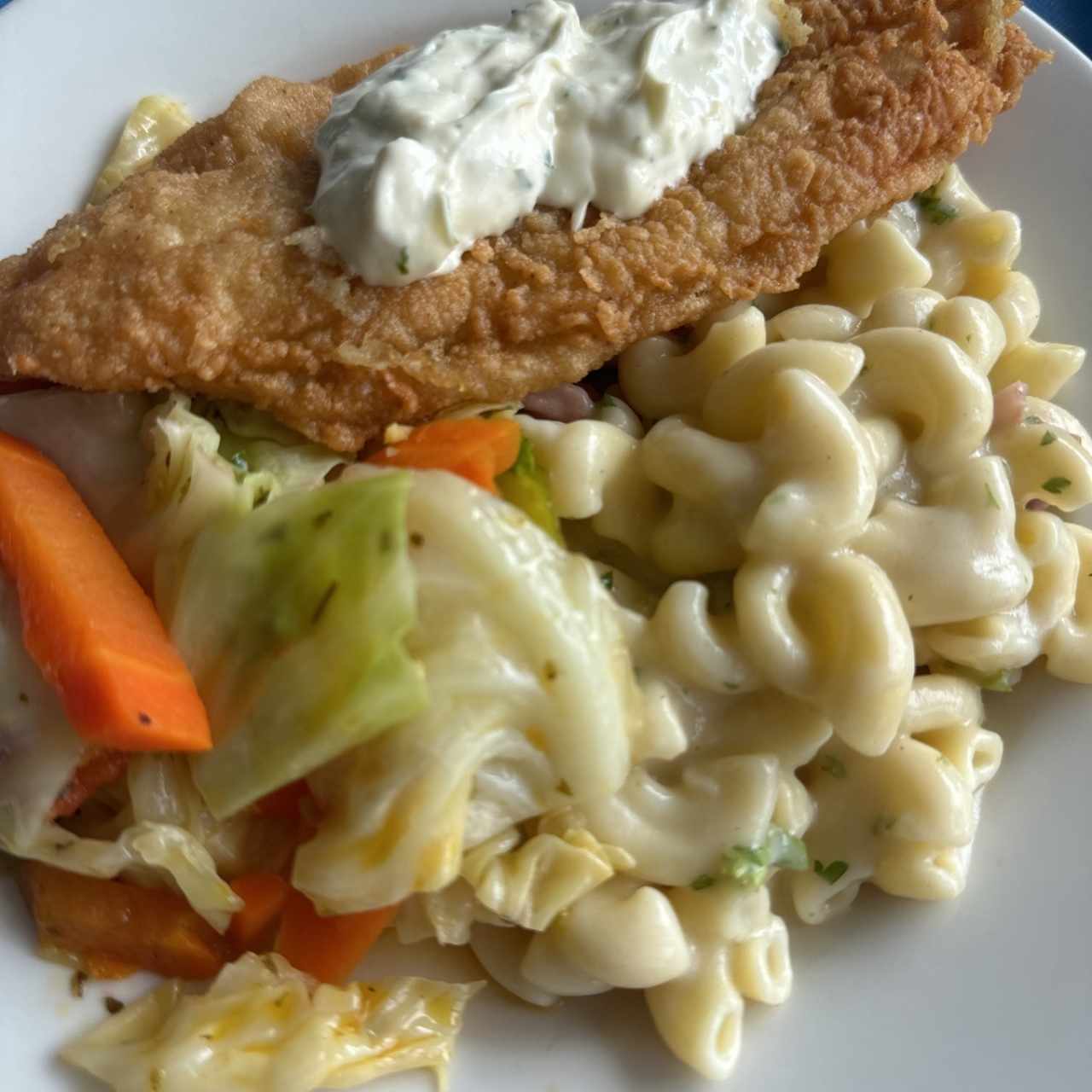 Filete de pescado con pasta y vegetales 