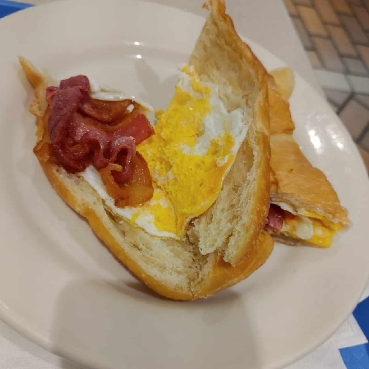 Croissant con tocino y huevo