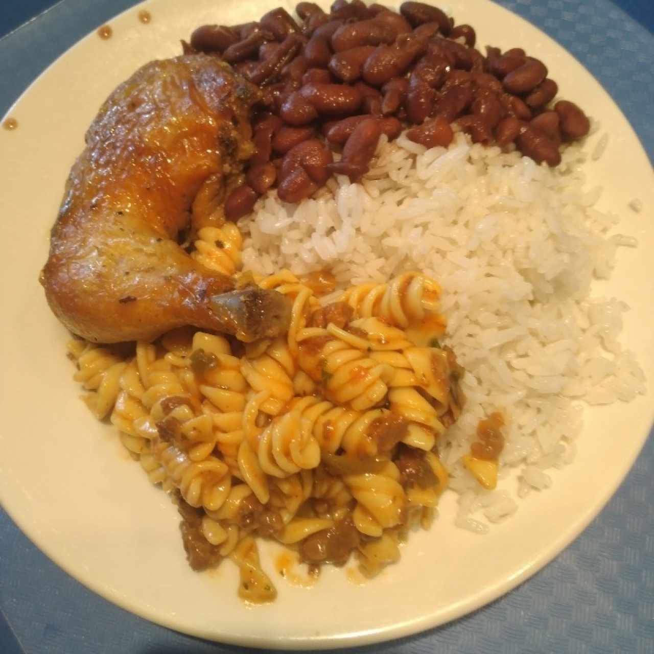 Pollo asado,pasta con carne,arroz y porotos