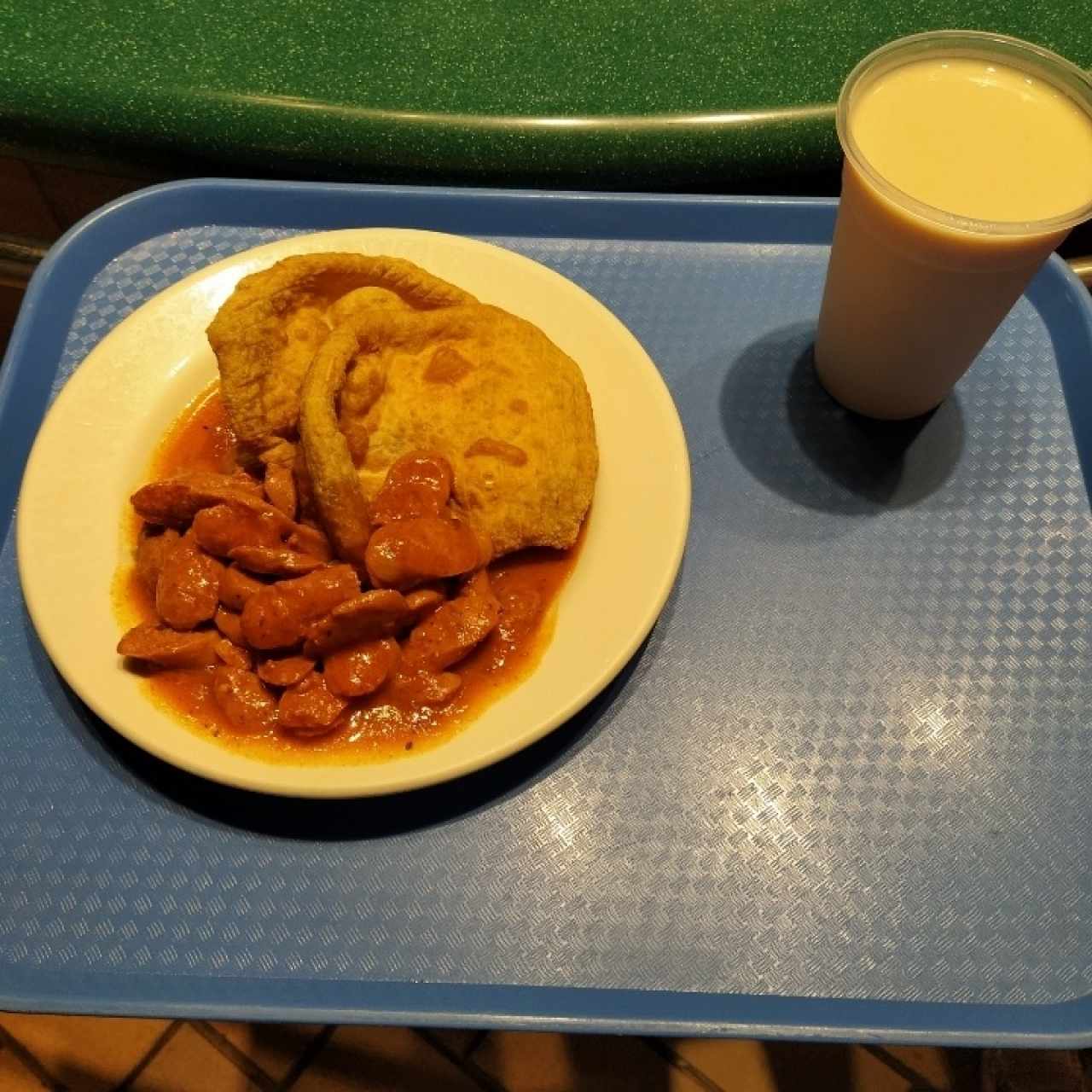 hojaldre con salchicha y chicha de avena