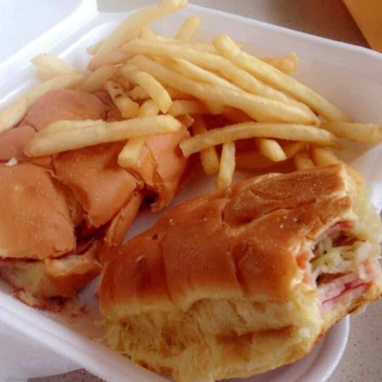 Emparedado de jamón con papas fritas