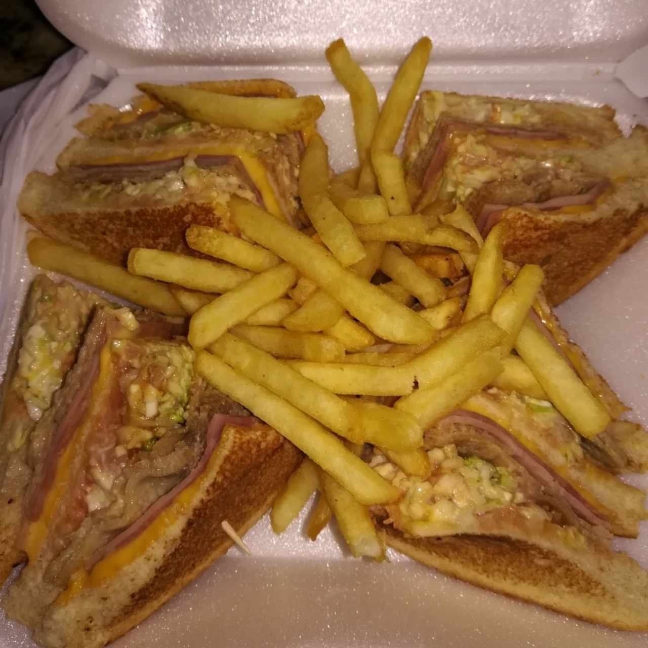 Club Sandwich con Papas