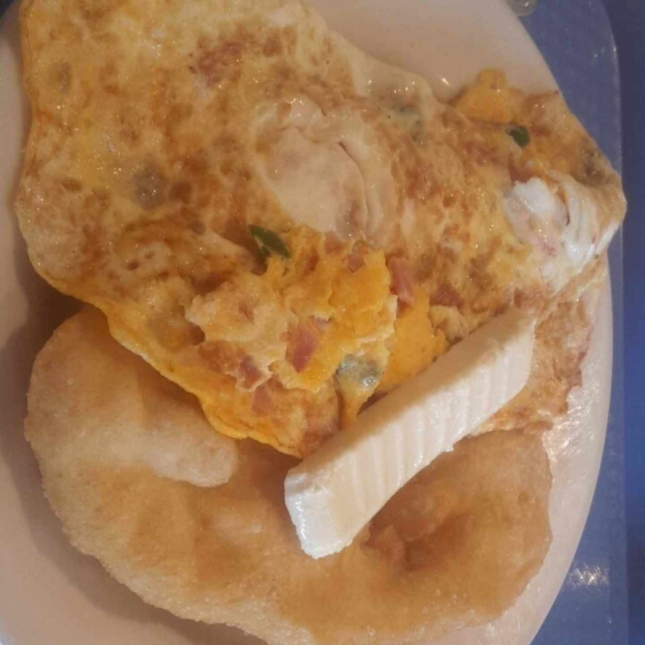 hojaldre con omelet de combinacion y queso blanco