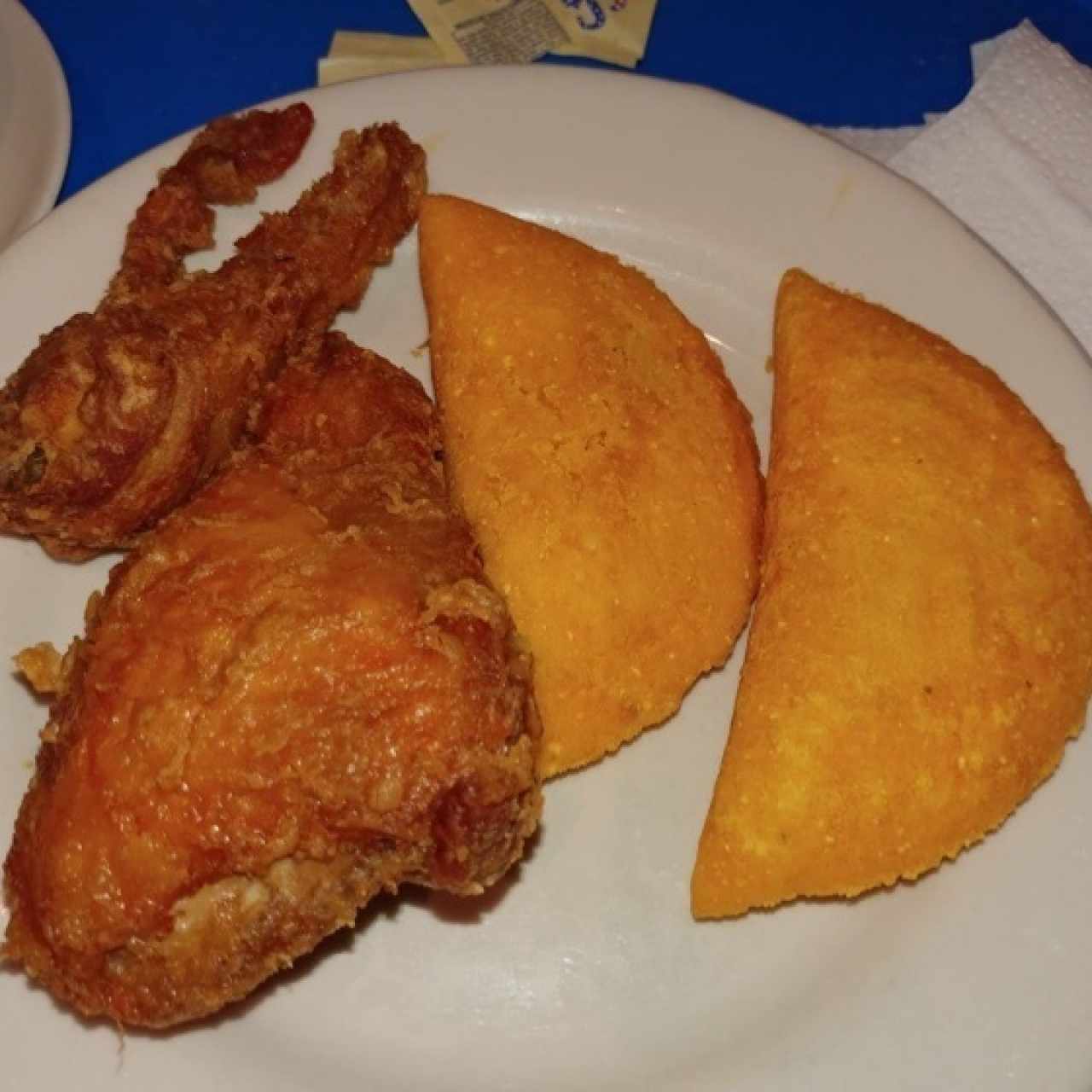 Pollo Frito y Empanadas de Maíz