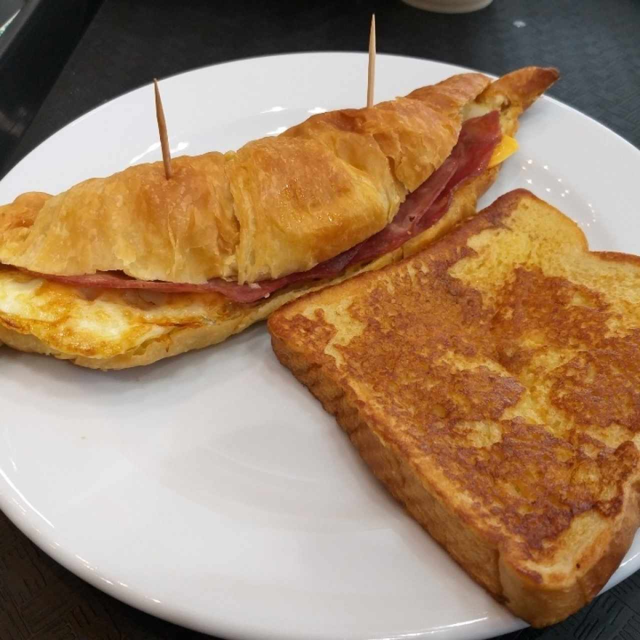 croisant de jamon con huevo y tost francesa