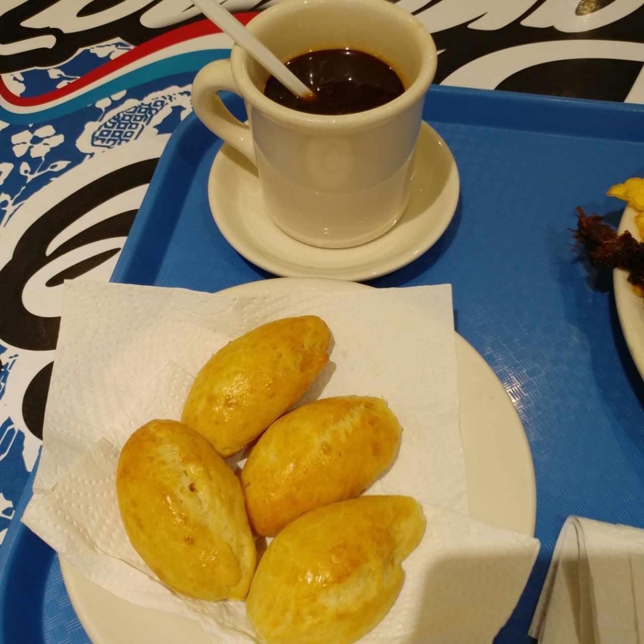 pan de la arena y cafe negro