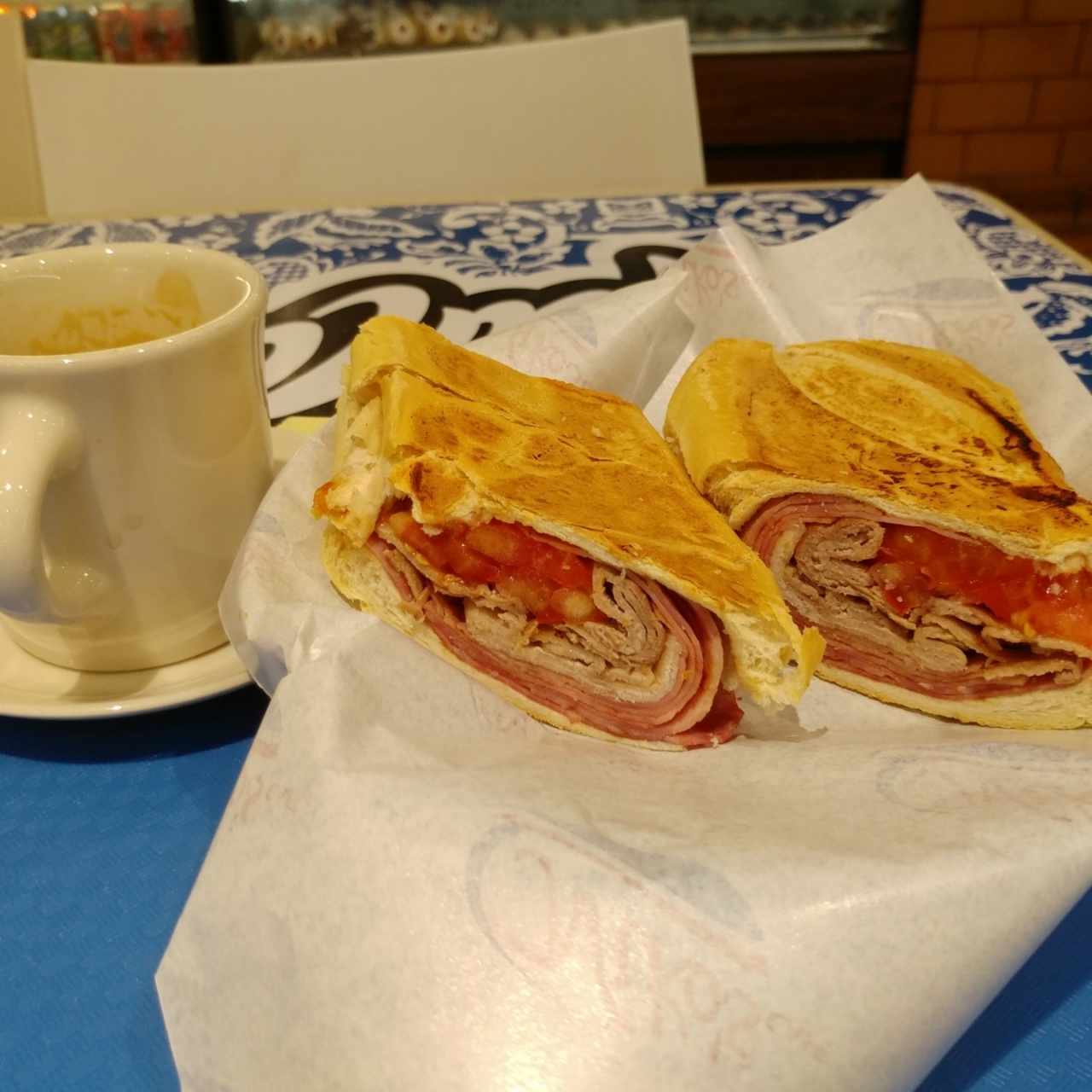 emparedado de combinación con extra jamon y cafe