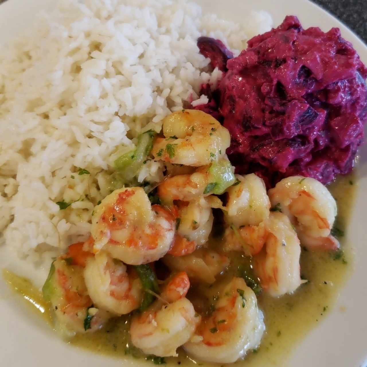 camarones con ensalada de fiesta y arroz