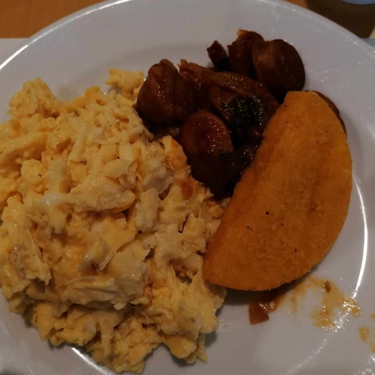 huevos revueltos, salchichas guisadas, tortilla de maiz