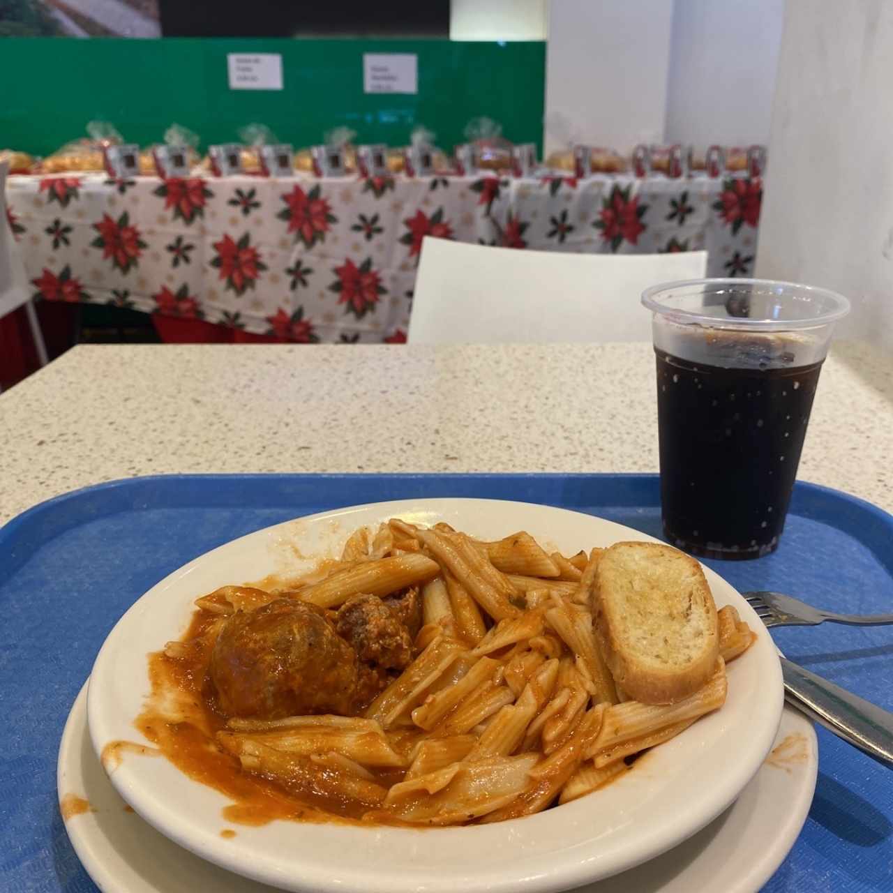 Menú del día con albondigas, pan, cocacola y pasta