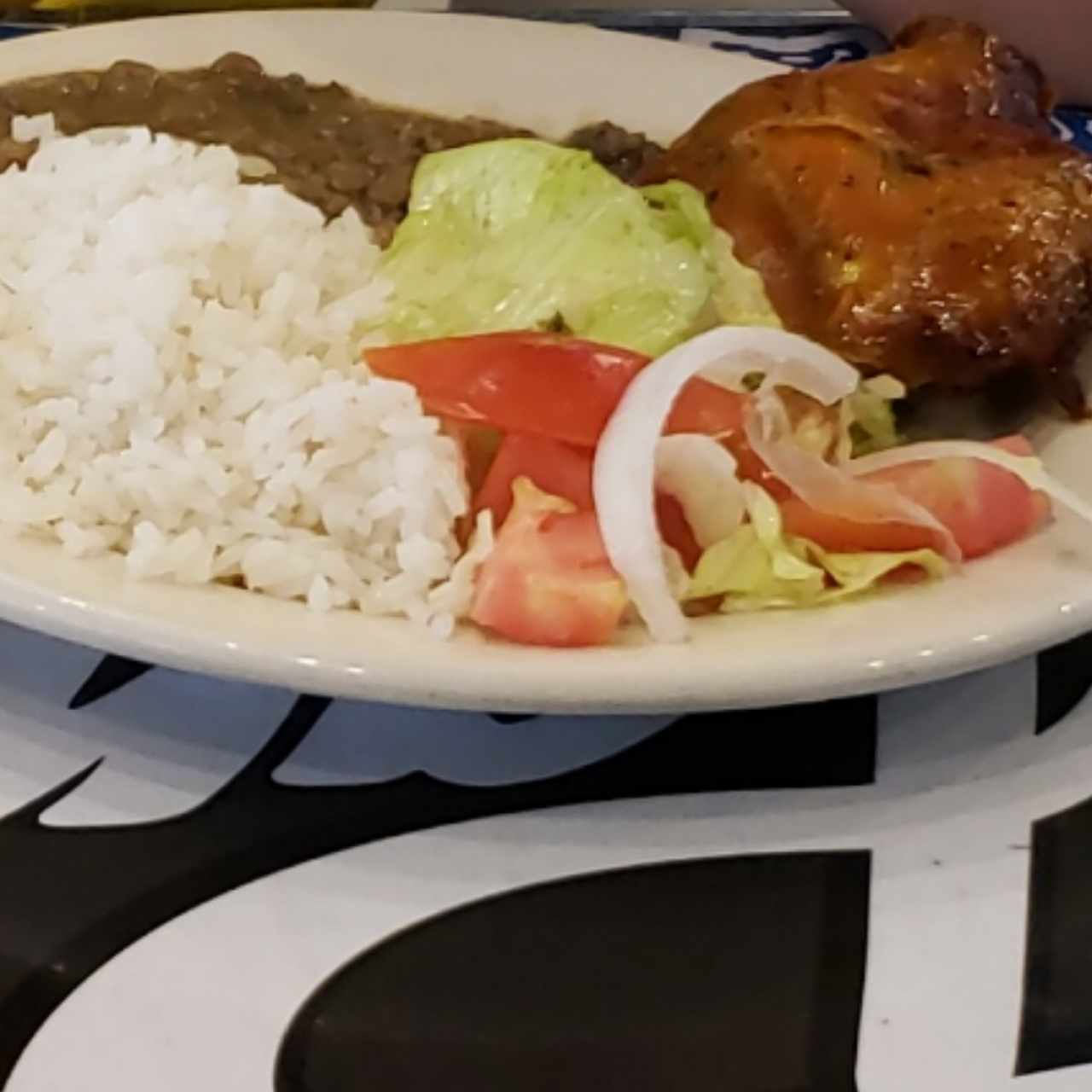 arroz, lentejas y pollo asado con ensalada