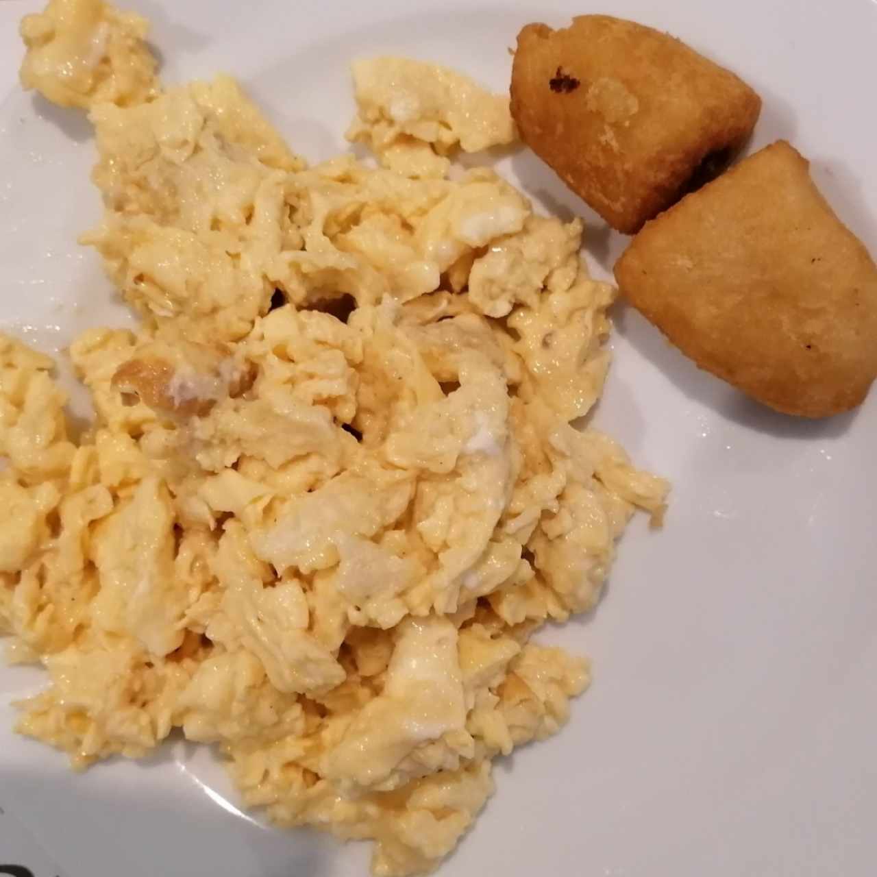 huevos revueltos y carmañolas