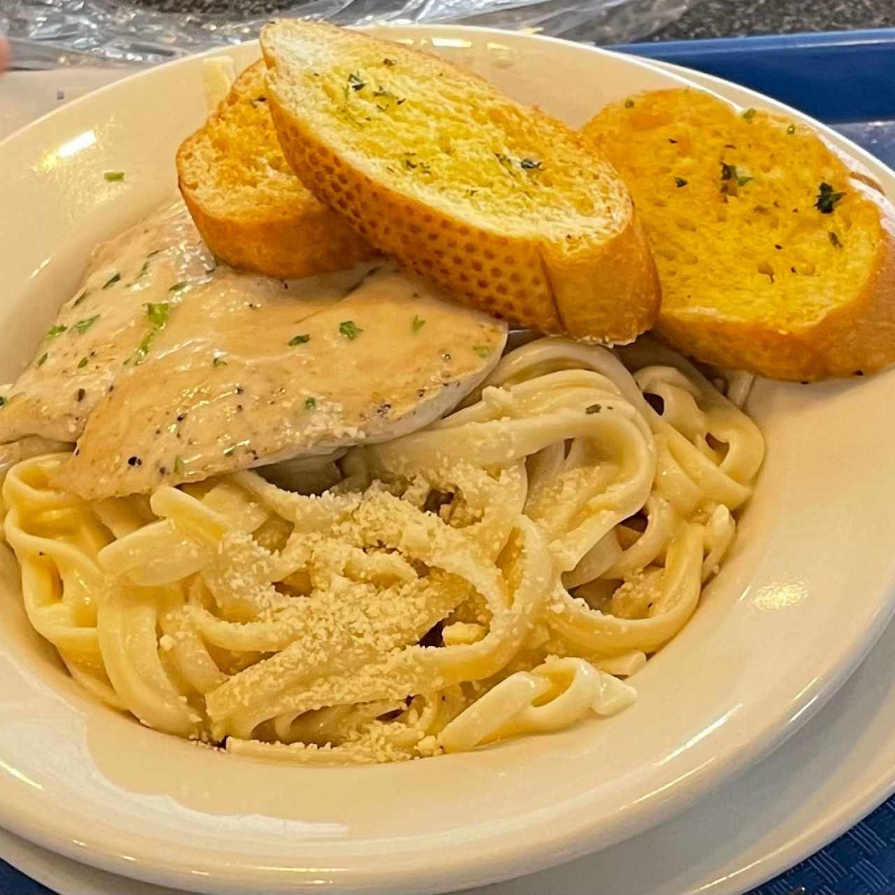 Pechuga Con pasta blanca y pan de ajo