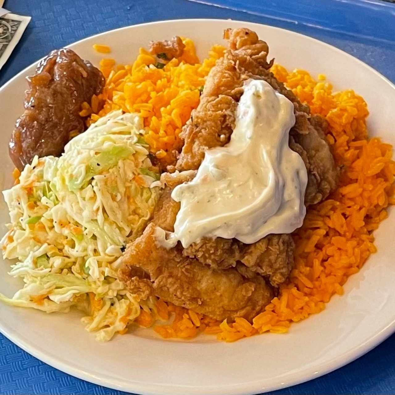 Pollo Con arroz amarillo y ensalada de repollo