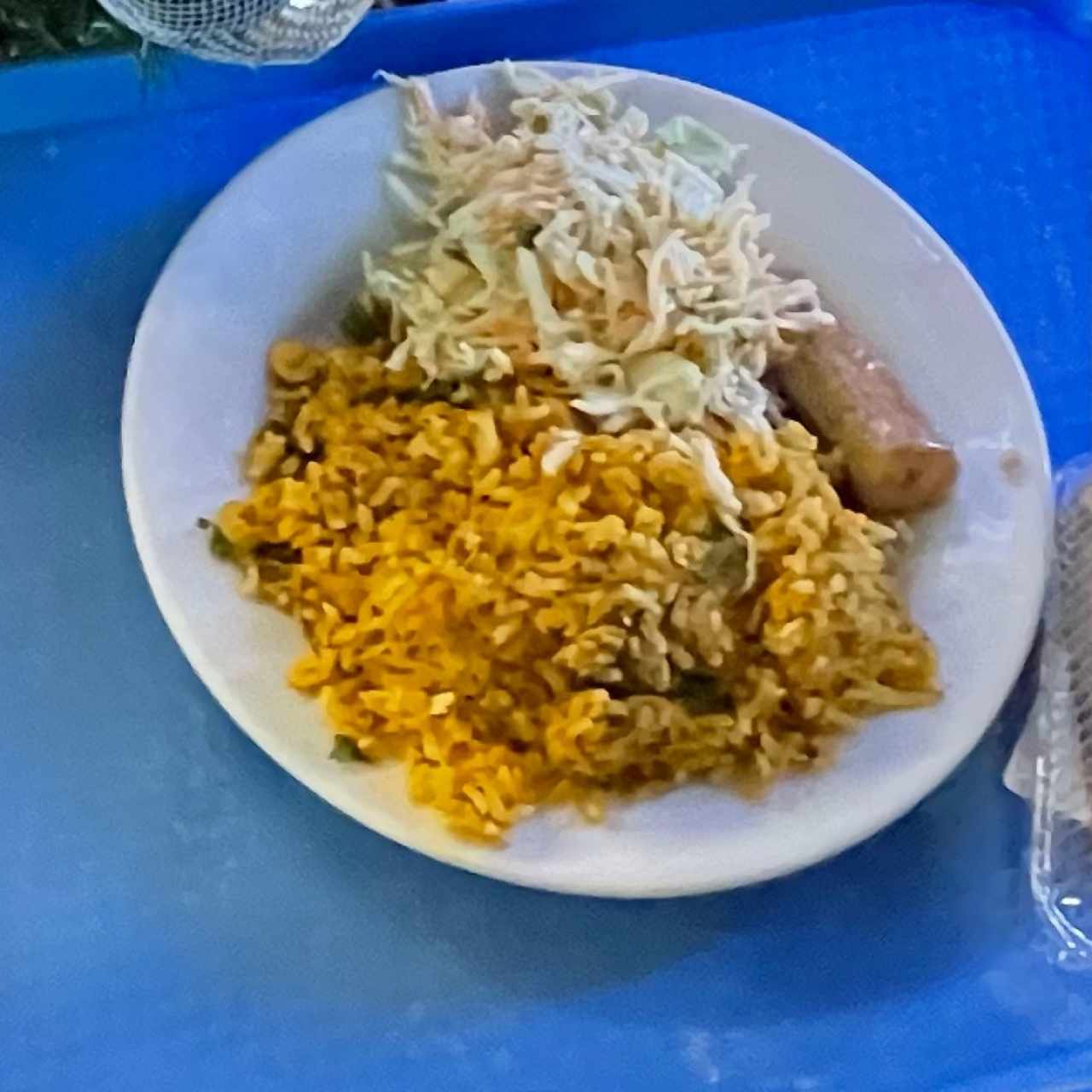 Arroz con pollo ensalada y plátano