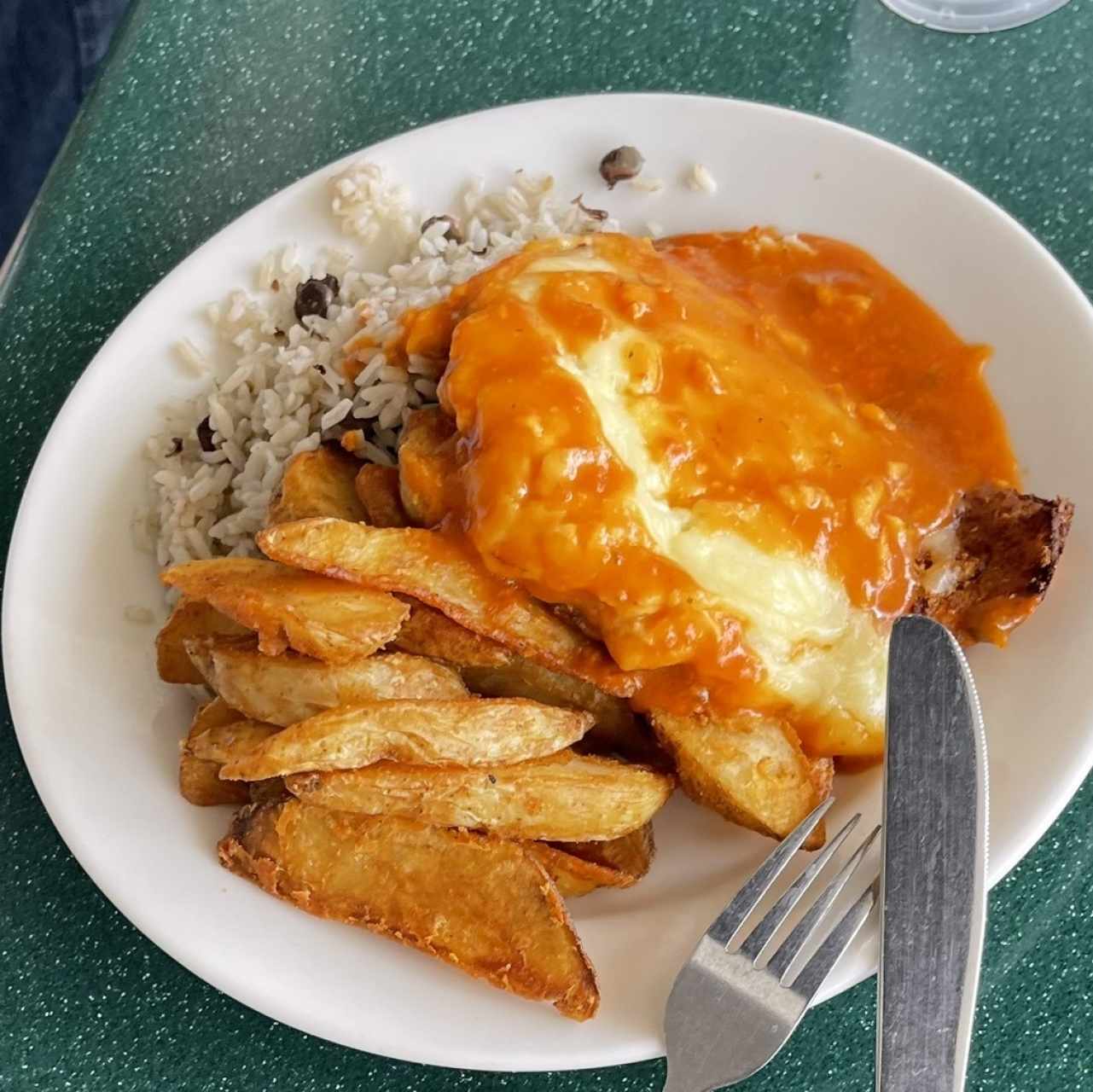 Pollo arroz y papas